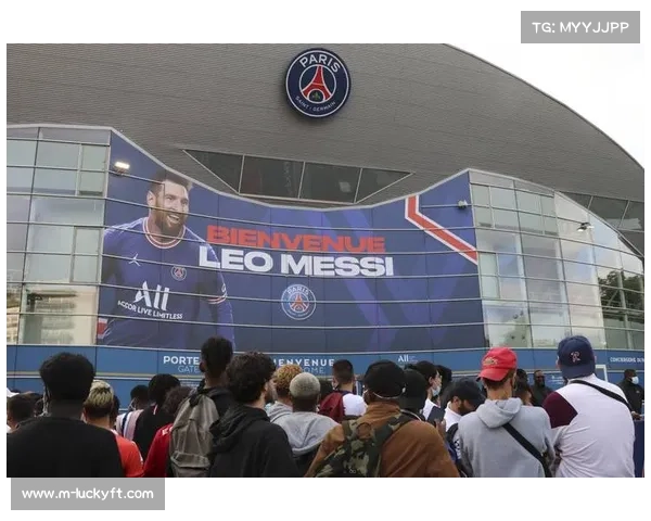 欧冠奖杯现身巴黎街头，球迷排长队合影留念